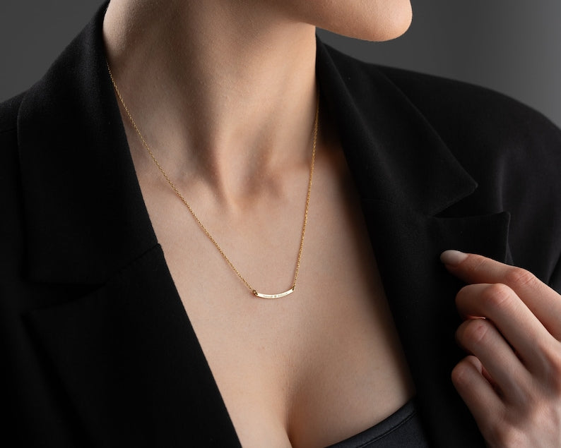 Personalisert Navnebar Halskjede - Buet Design med Gravering