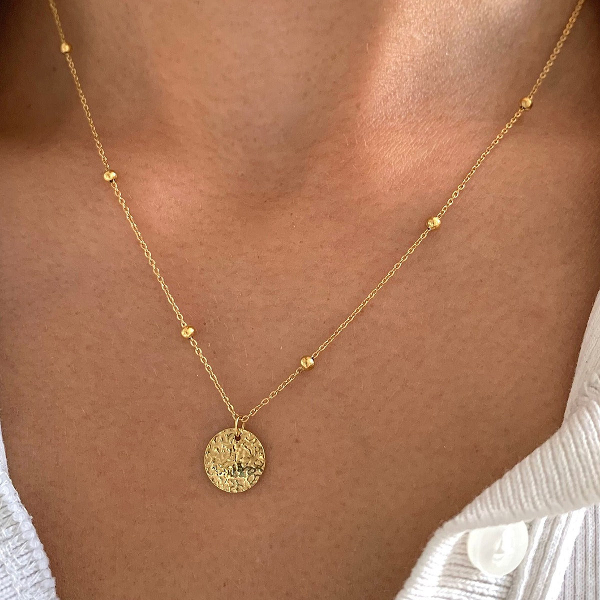 18K Gull Halskjede med Rund Skive og Preget Tekstur