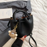 Bøtteveske Dame Rød | Crossbody Skulderveske Lett Luksus Black + pendant