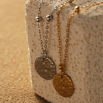 18K Gull Halskjede med Rund Skive og Preget Tekstur