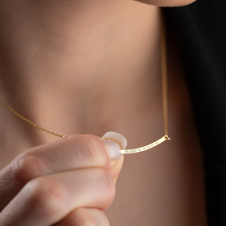 Personalisert Navnebar Halskjede - Buet Design med Gravering