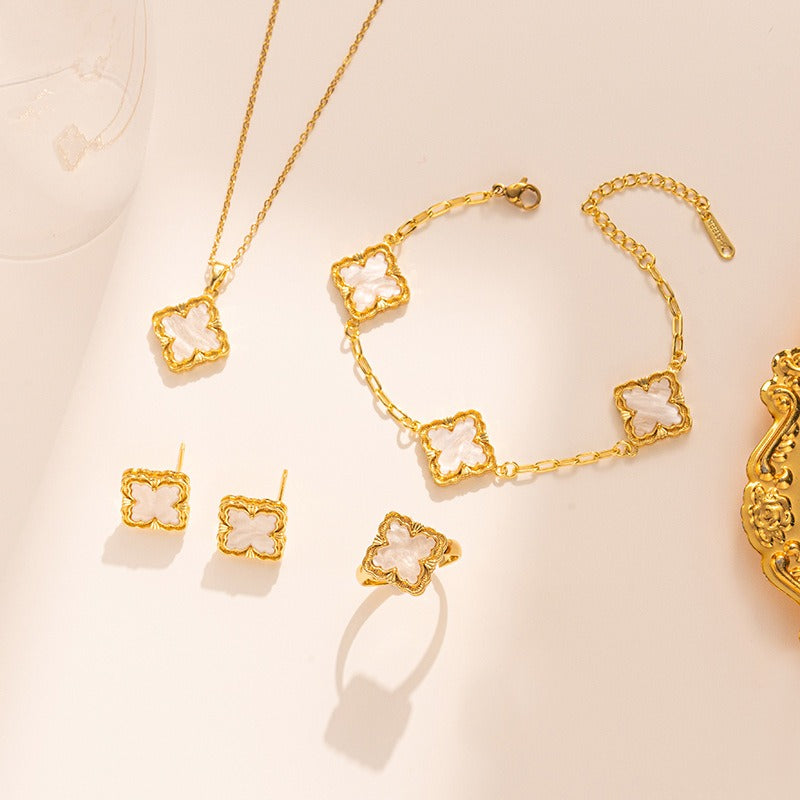 18K Gullbelagt Firkløver Smykkesett - Halskjede, Armbånd, Øredobber og Ring Jewelry four-piece set