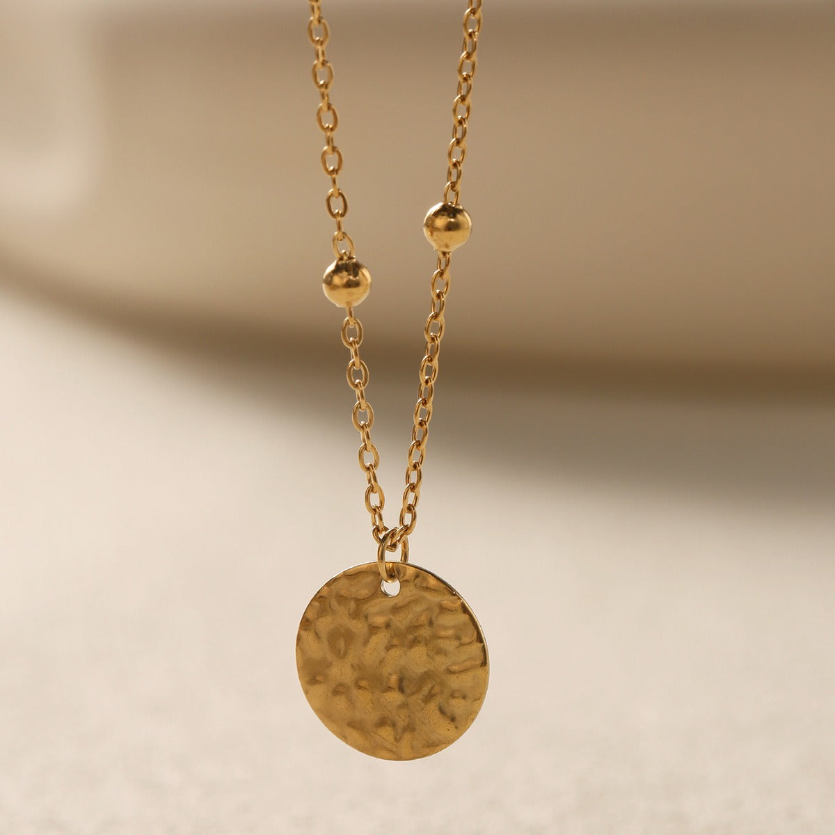 18K Gull Halskjede med Rund Skive og Preget Tekstur
