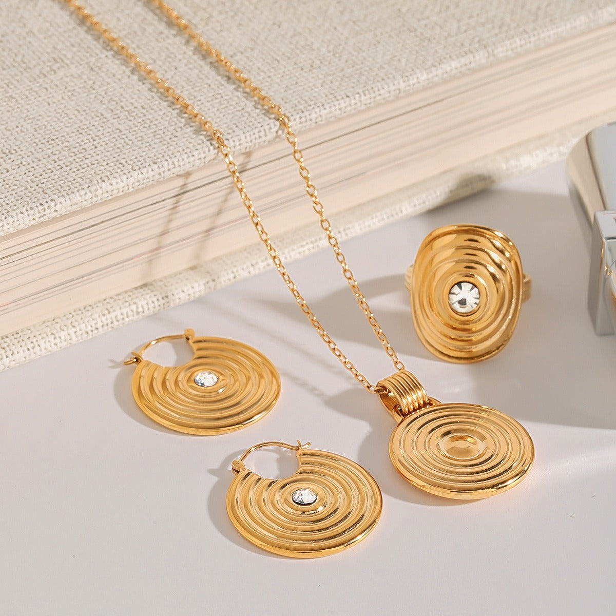 Smykkesett Dame 18K gullbelagt - Rund med Tekstur Design Halskjede Øredobber Ring