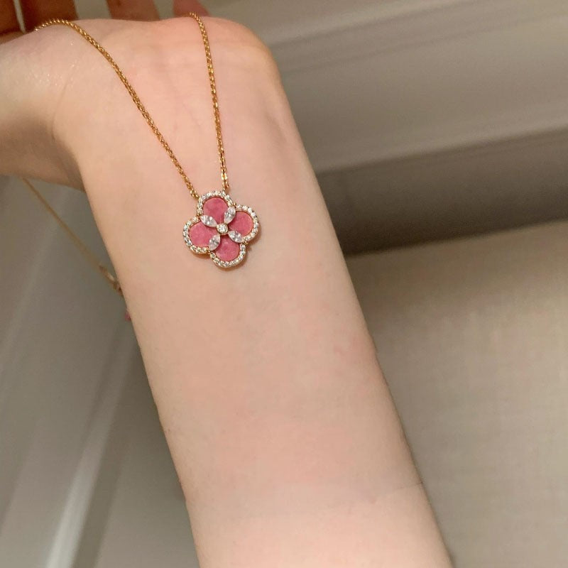 Rosa Firkløver Smykke – Armbånd, Halskjede & Øredobber Pink Necklace