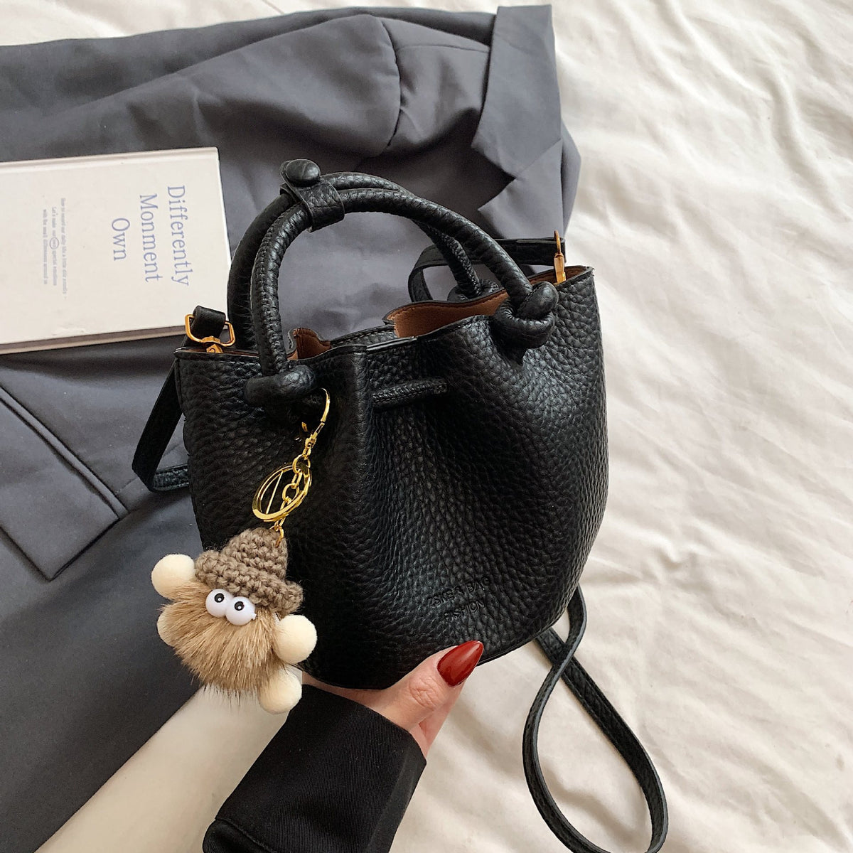 Bøtteveske Dame Rød | Crossbody Skulderveske Lett Luksus Black + pendant