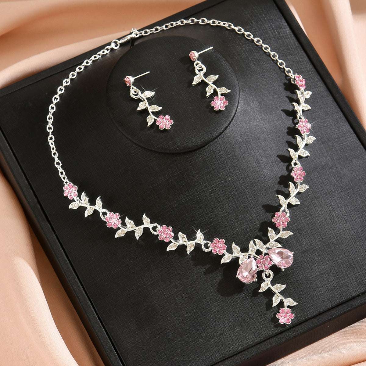 Brudesmykke Sett - Elegant Halskjede og Øredobber for Bryllup 80830641 Silver Powder