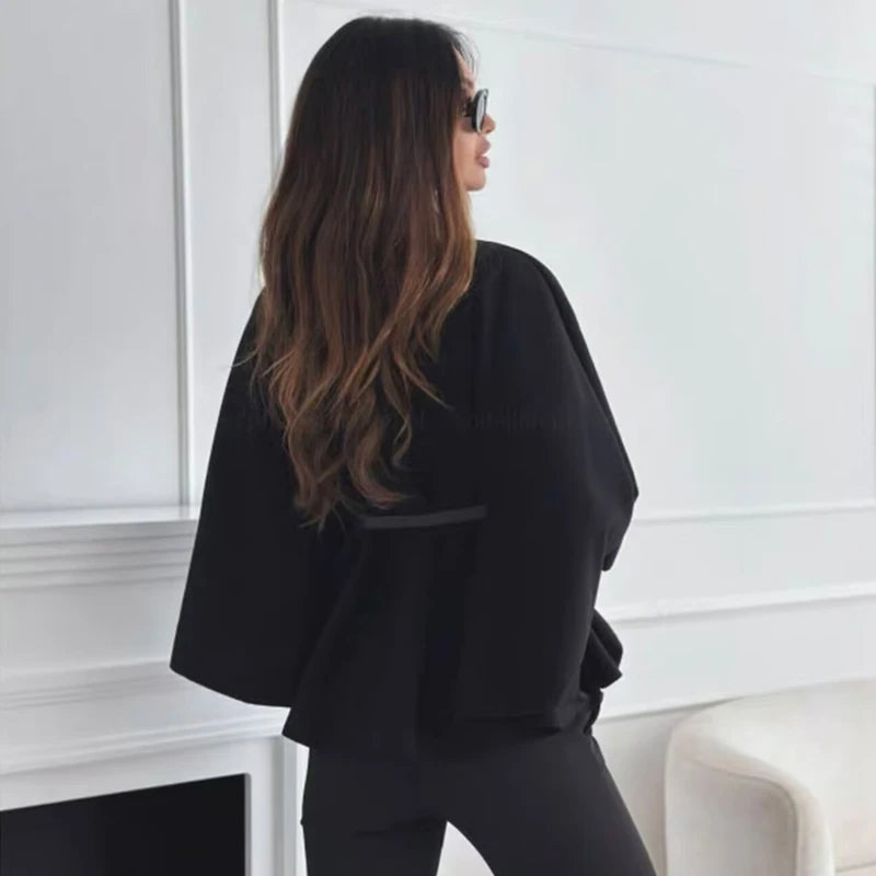 MUJER poncho dame med belte – svart capejakke vinter 2025 | Elegant ytterplagg