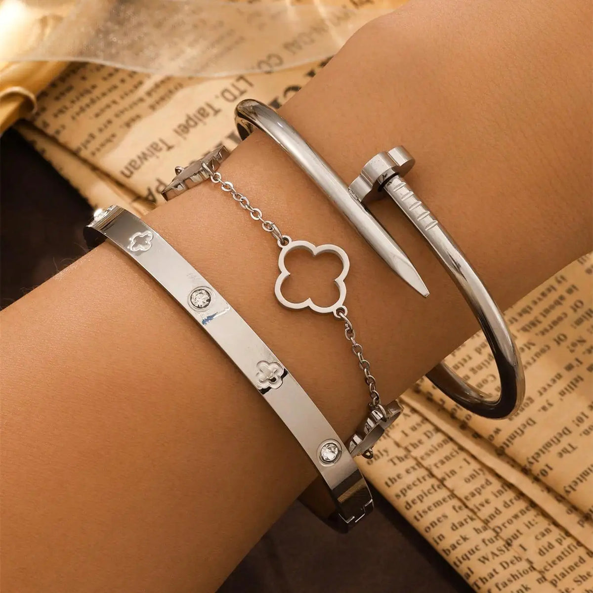 3-pack gullfarget armbånd dame – Firekløver & trendy design