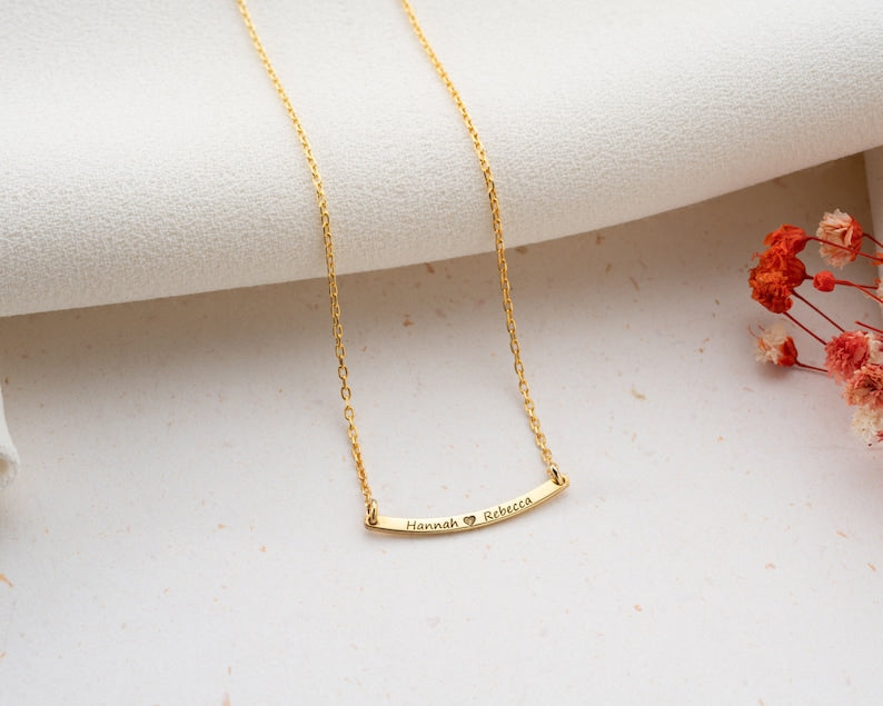 Personalisert Navnebar Halskjede - Buet Design med Gravering