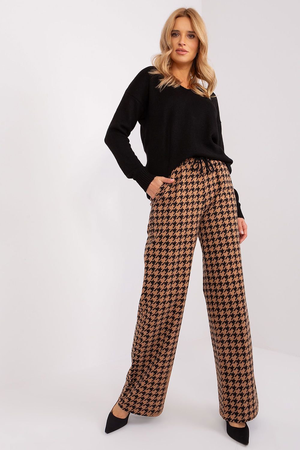 Women trousers model 193133 Lakerta - Trendyglobal 