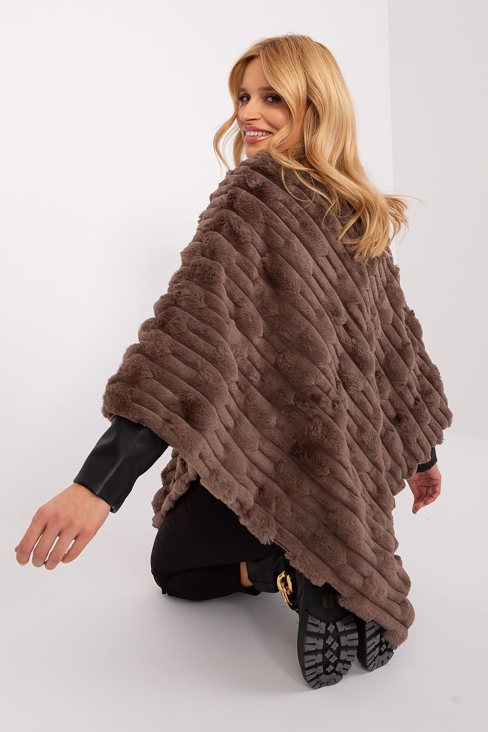 Poncho model 190863 AT - Trendyglobal 