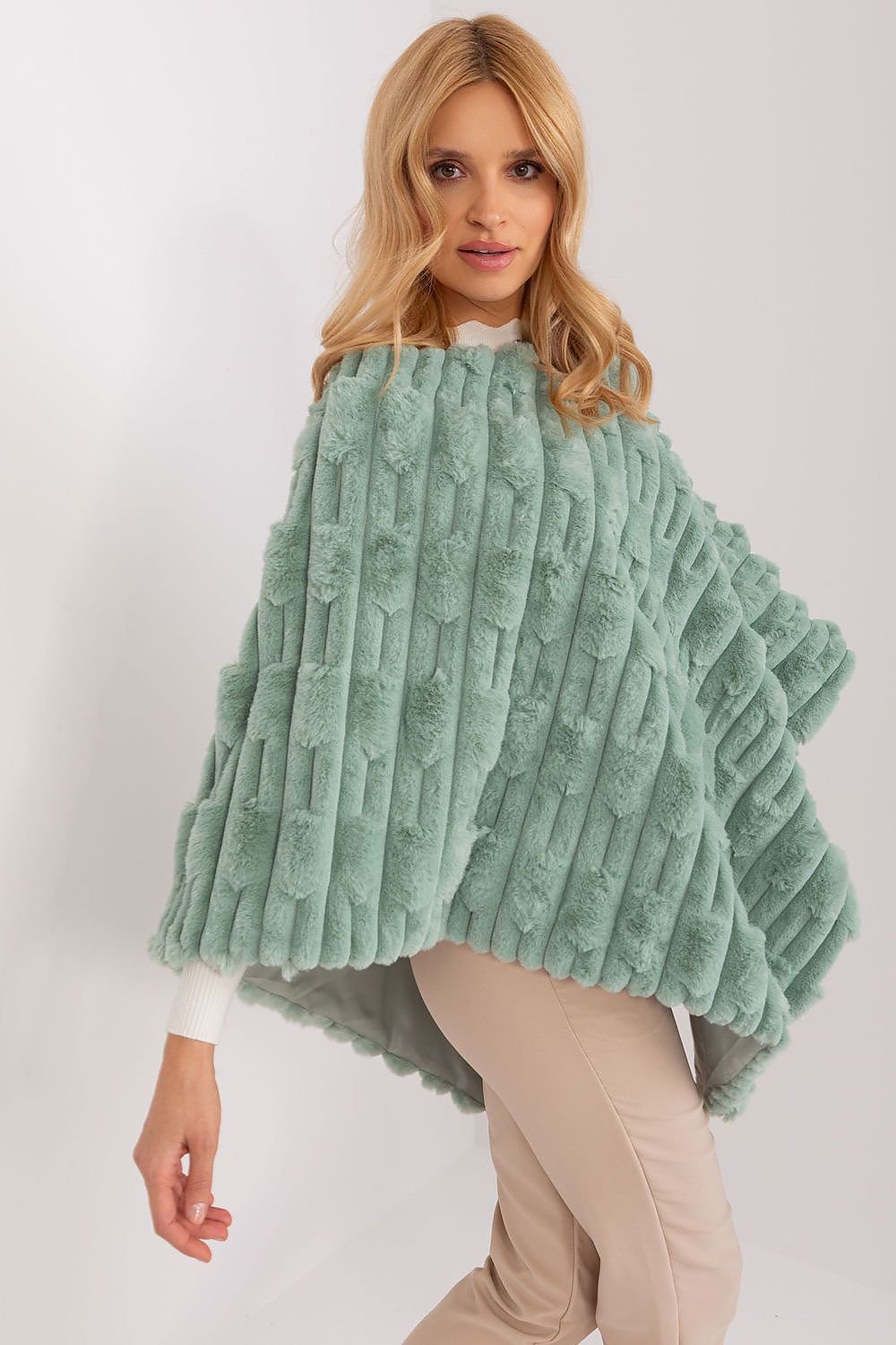 Poncho model 190863 AT - Trendyglobal 