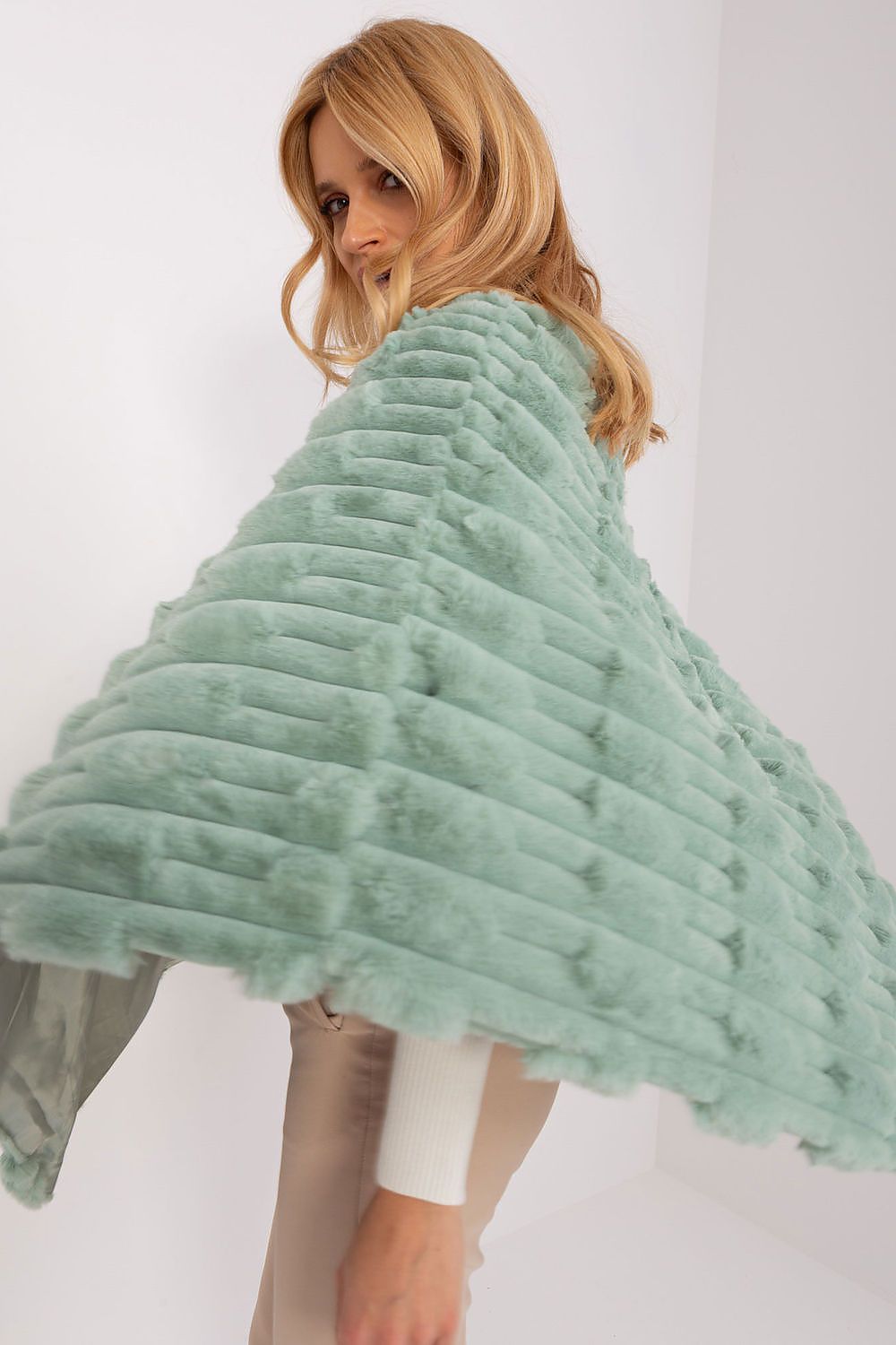 Poncho model 190863 AT - Trendyglobal 