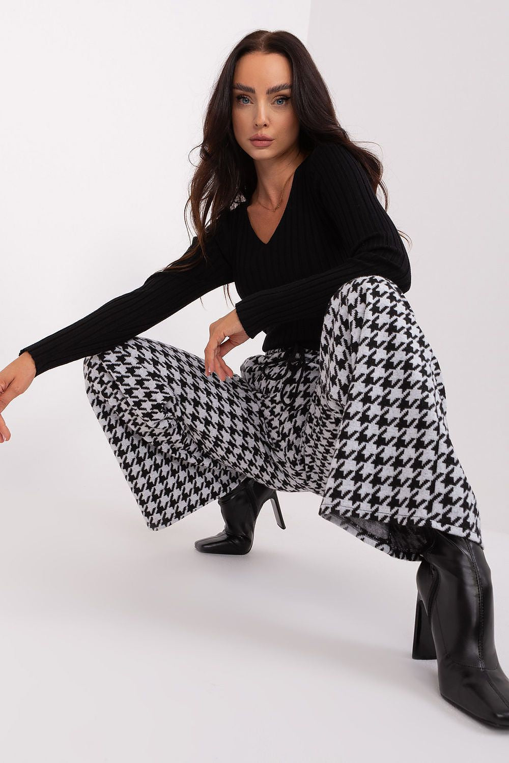 Women trousers model 193133 Lakerta - Trendyglobal 