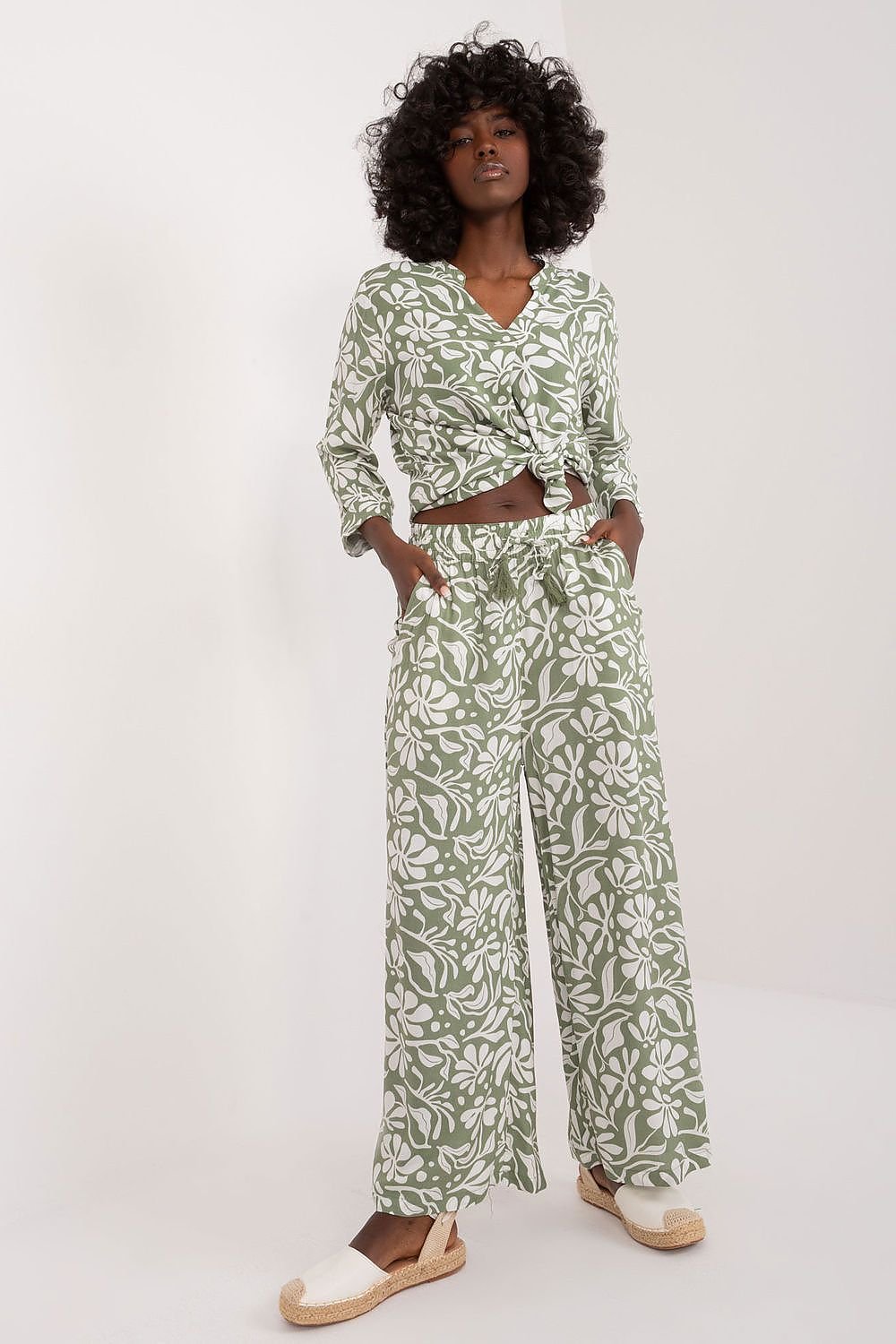 Women trousers model 196924 Sublevel - Trendyglobal 