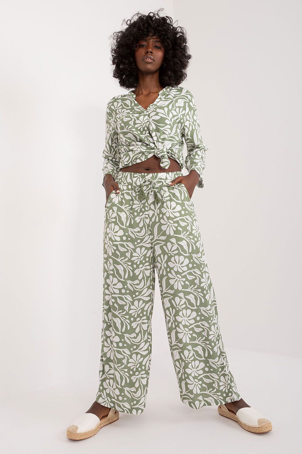 Women trousers model 196924 Sublevel - Trendyglobal 