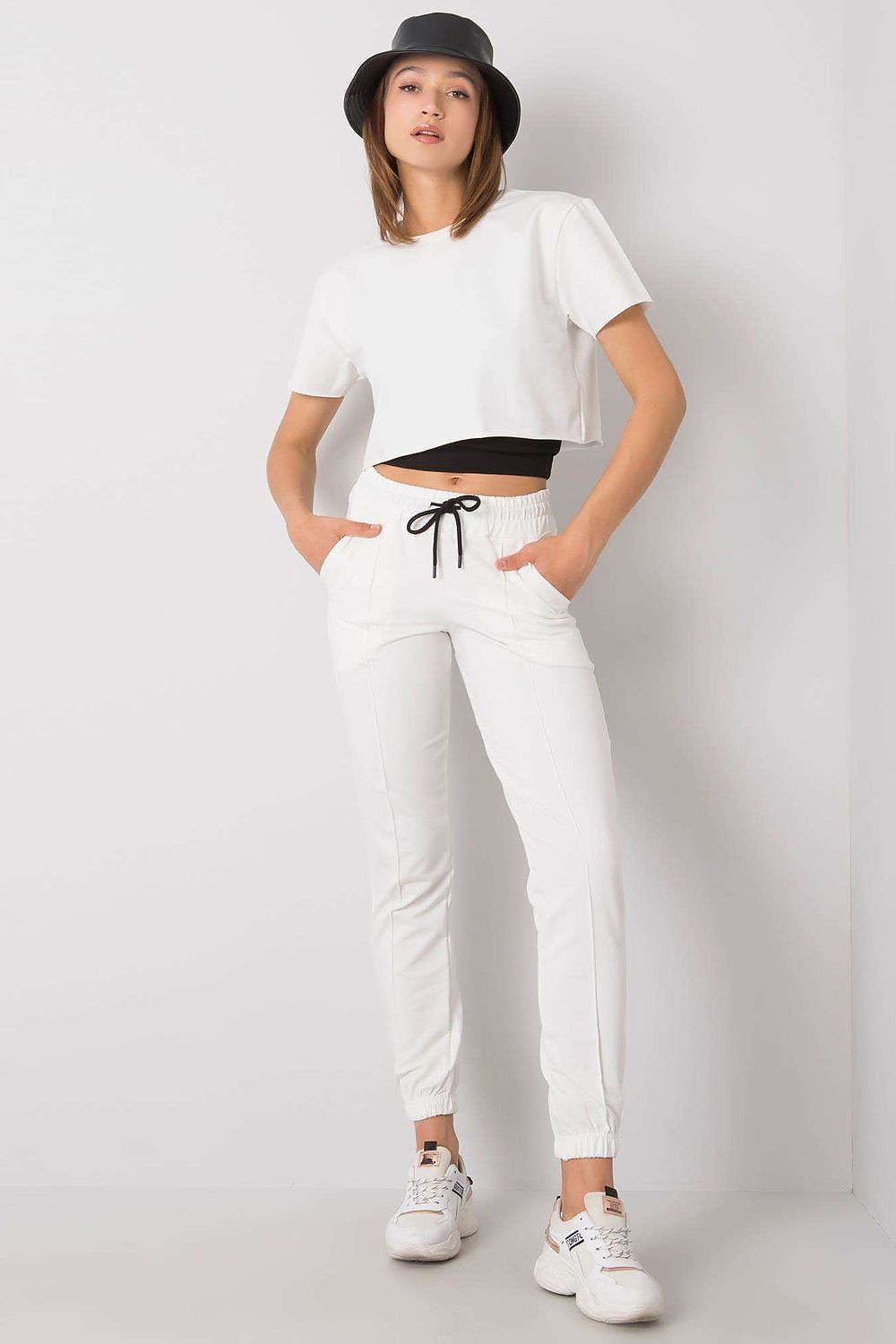 Women trousers model 168891 Rue Paris - Trendyglobal 