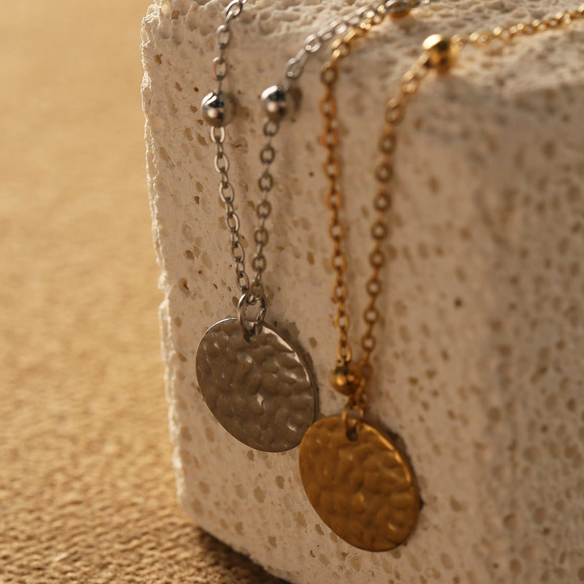 18K Gull Halskjede med Rund Skive og Preget Tekstur